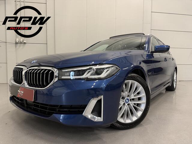 BMW 5-SERIE Touring 530e xDrive High Exe PANO/TREKHAAK/H&K/HEAD-UP/ADAPTIVE-ONDERSTEL/18"/360CAMERA/LEER-COMFORT/MASSAGE+MEMORY/ACC/SFEER/LED/LUCHTVERING/PHYTONICBLAU/BMW DEALER HISTORIE