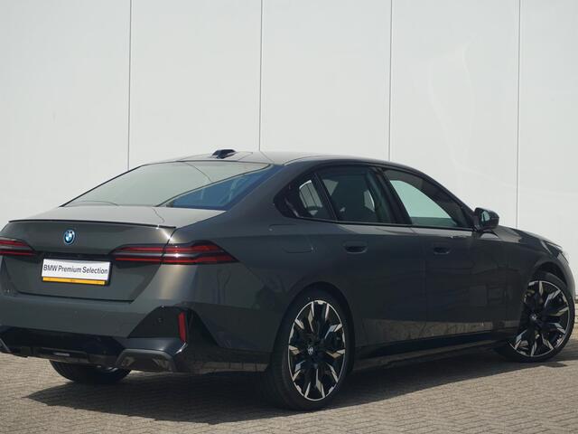 BMW 5-SERIE Sedan 530e | M Sportpakket Pro | M Multifunctionele voorstoelen | Bowers & Wilkins | Driving Assistant Professional | Alcantara hemelbekleding