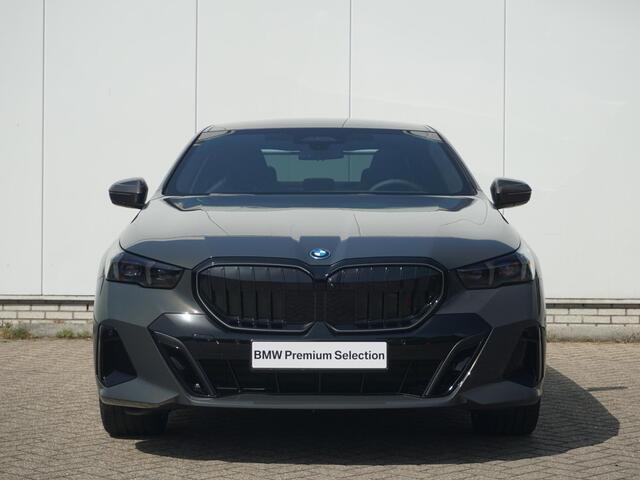 BMW 5-SERIE Sedan 530e | M Sportpakket Pro | M Multifunctionele voorstoelen | Bowers & Wilkins | Driving Assistant Professional | Alcantara hemelbekleding