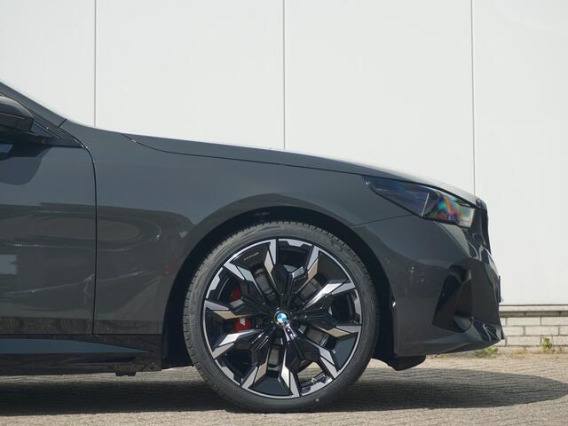 BMW 5-SERIE Sedan 530e | M Sportpakket Pro | M Multifunctionele voorstoelen | Bowers & Wilkins | Driving Assistant Professional | Alcantara hemelbekleding