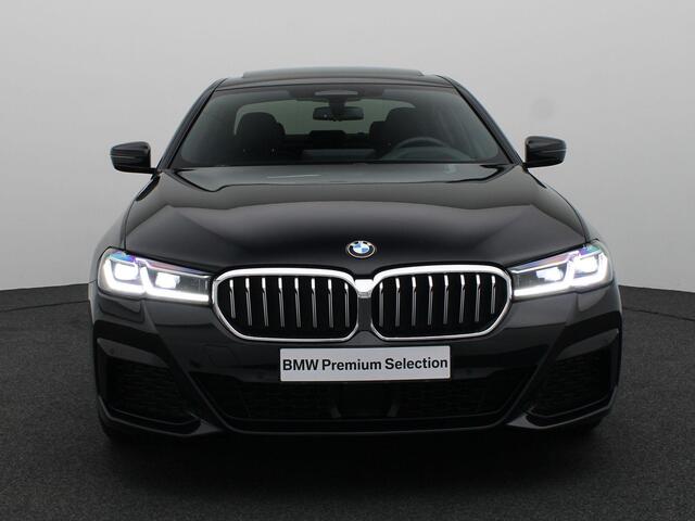 BMW 5-SERIE Sedan 530i High Executive | M Sportpakket | Integral Active Steering | Achteruitrijcamera | Schuifdak | Comfortstoelen + Stoelventilatie | Driving Assistant Professional | Laserlight | Head Up Display | HiFi |