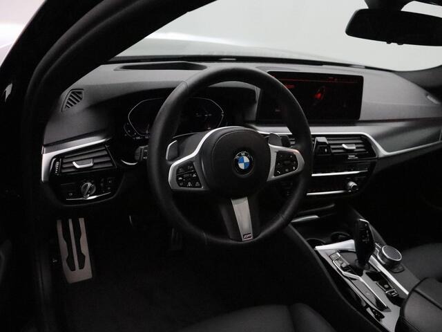 BMW 5-SERIE Sedan 530i High Executive | M Sportpakket | Integral Active Steering | Achteruitrijcamera | Schuifdak | Comfortstoelen + Stoelventilatie | Driving Assistant Professional | Laserlight | Head Up Display | HiFi |