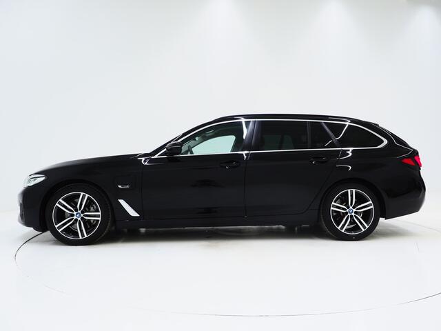 BMW 5-SERIE Touring 530e | Leder | Trekhaak | Keyless | Camera | Sfeerlicht | Dodehoek | Cruise | Carplay