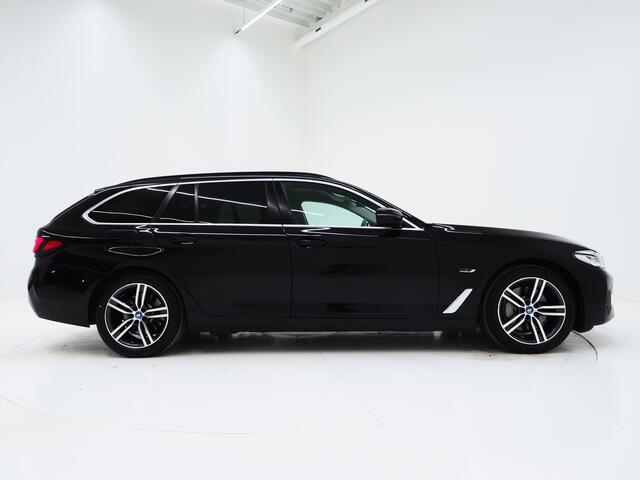 BMW 5-SERIE Touring 530e | Leder | Trekhaak | Keyless | Camera | Sfeerlicht | Dodehoek | Cruise | Carplay