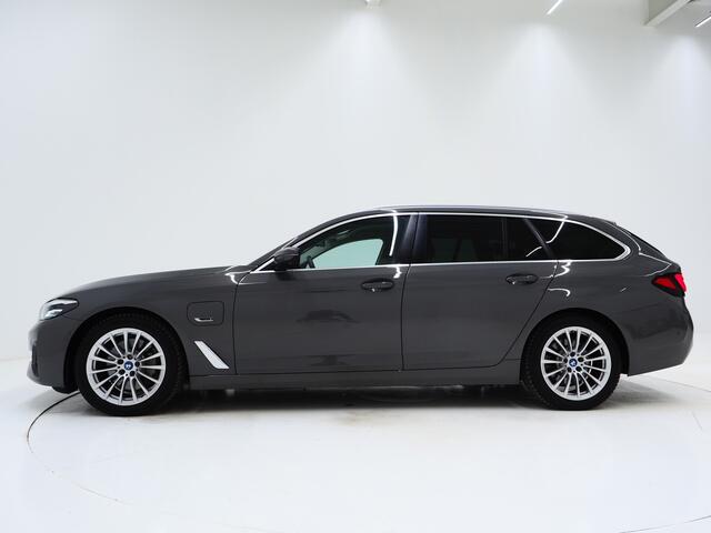 BMW 5-SERIE Touring 520e | Leder | HUD | Adaptive Cruise | 360 | Dodehoek | Sfeerlicht | Stoelverwarming