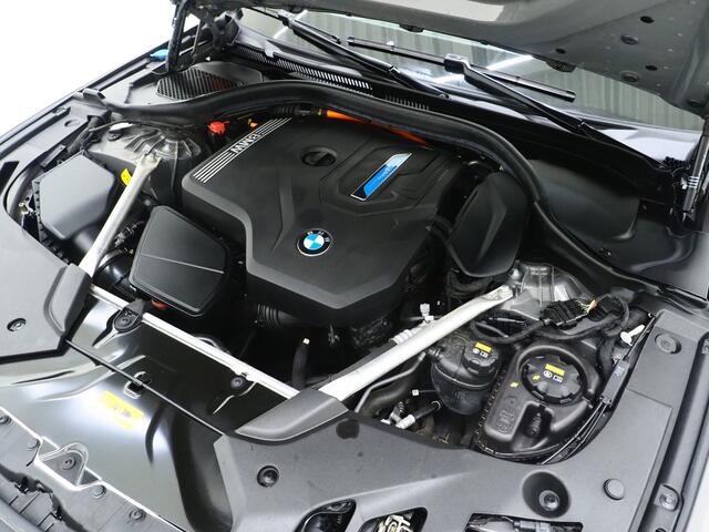 BMW 5-SERIE Touring 520e | Leder | HUD | Adaptive Cruise | 360 | Dodehoek | Sfeerlicht | Stoelverwarming