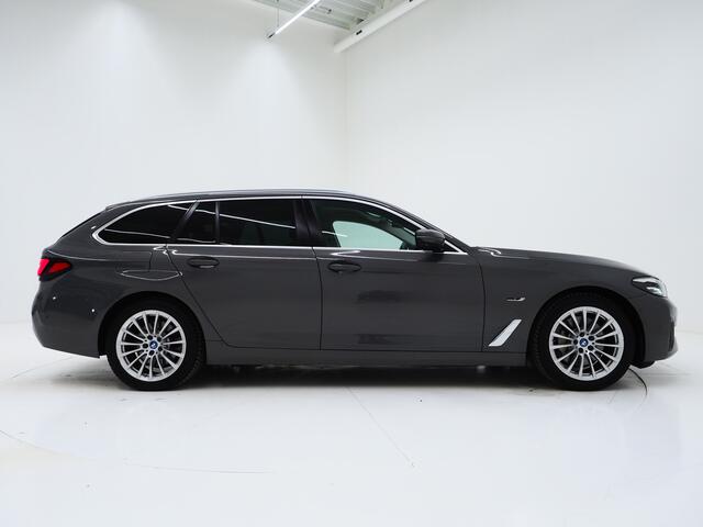 BMW 5-SERIE Touring 520e | Leder | HUD | Adaptive Cruise | 360 | Dodehoek | Sfeerlicht | Stoelverwarming