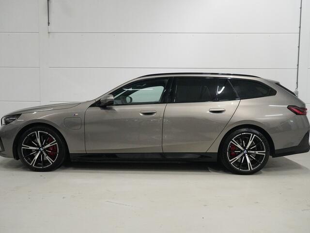 BMW 5-SERIE Touring 550e xDrive Bowers Wilkins | Panoramadak | Stoelventilatie | Alcantara Hemel