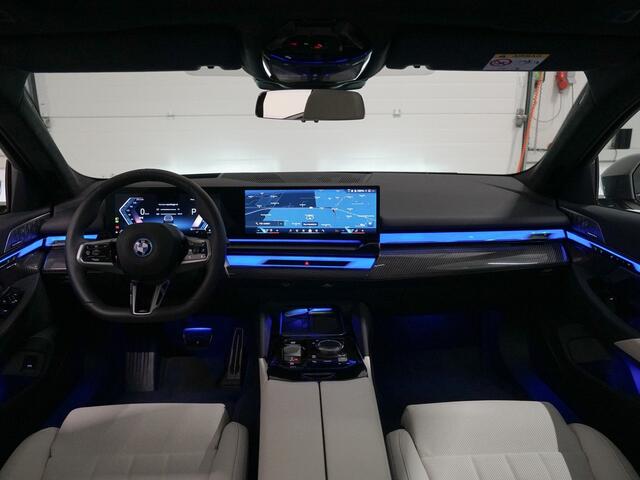 BMW 5-SERIE Touring 550e xDrive Bowers Wilkins | Panoramadak | Stoelventilatie | Alcantara Hemel