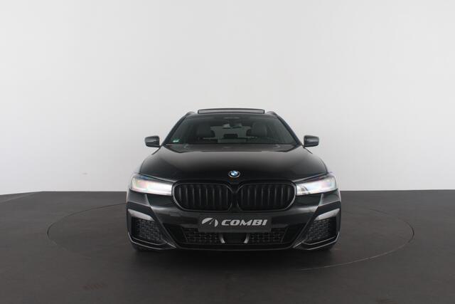 BMW 5-SERIE Touring 530d xDrive M Sport > Pano.schuif/Head-up/19inch/Shadow-Line/Trekhaak