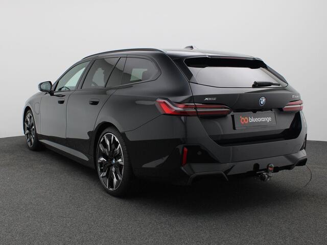 BMW 5-SERIE Touring 530e xDrive 299PK Aut. M-Sport Pro, Panoramadak, Head-Up Display, Stoelverwarming & ventilatie, Bowers & Wilkins Audio, Elektr. Achterklep, Trekhaak, 21" LM Velgen