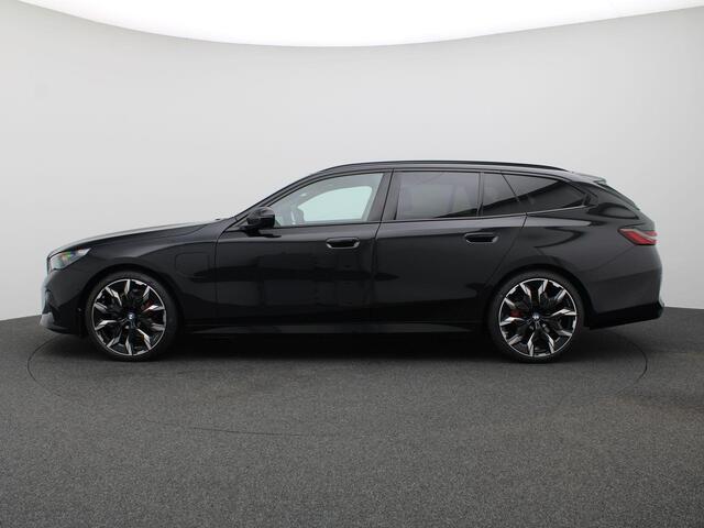 BMW 5-SERIE Touring 530e xDrive M-Sport Pro, Panoramadak, Head-Up Display, Stoelverwarming & ventilatie, Bowers & Wilkins Audio, Elektr. Achterklep, Trekhaak, 21" LM Velgen