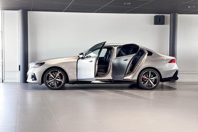 BMW 5-SERIE Sedan 520i | M Sport Pro | Glazen Panoramadak | Harman Kardon | Comfort Access | Trekhaak |