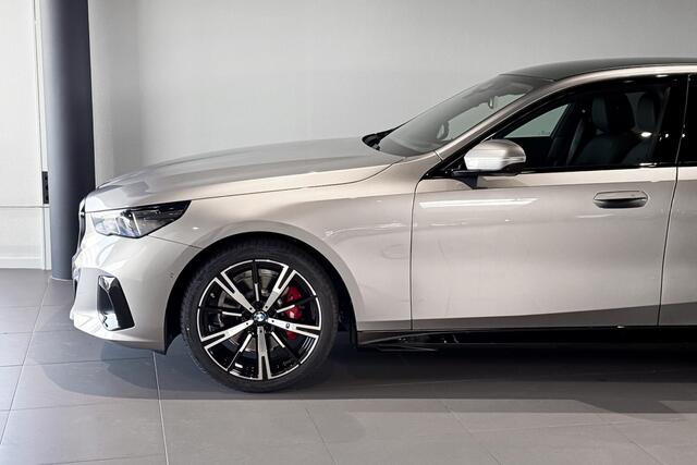 BMW 5-SERIE Sedan 520i | M Sport Pro | Glazen Panoramadak | Harman Kardon | Comfort Access | Trekhaak |