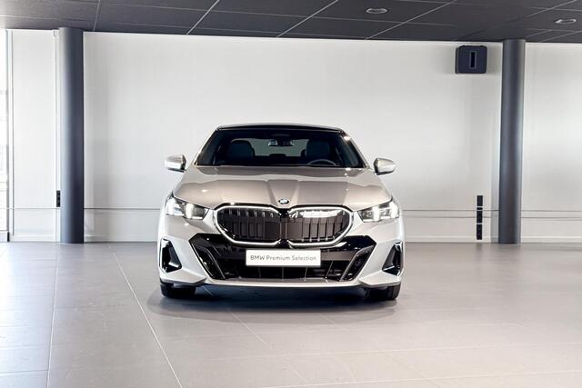 BMW 5-SERIE Sedan 520i | M Sport Pro | Glazen Panoramadak | Harman Kardon | Comfort Access | Trekhaak |