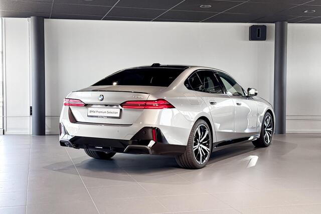 BMW 5-SERIE Sedan 520i | M Sport Pro | Glazen Panoramadak | Harman Kardon | Comfort Access | Trekhaak |