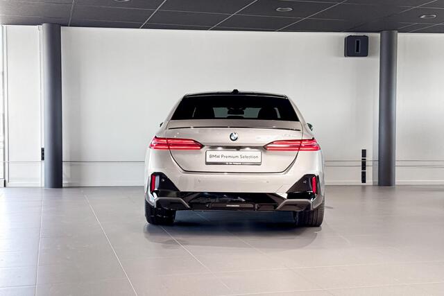 BMW 5-SERIE Sedan 520i | M Sport Pro | Glazen Panoramadak | Harman Kardon | Comfort Access | Trekhaak |