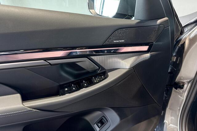 BMW 5-SERIE Sedan 520i | M Sport Pro | Glazen Panoramadak | Harman Kardon | Comfort Access | Trekhaak |