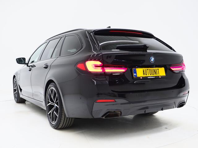 BMW 5-SERIE Touring 530e M Sport Shadow Line | Panoramadak | Leder | LaserLED | HUD | Keyless | Sfeerlicht | Camera | Dodehoek