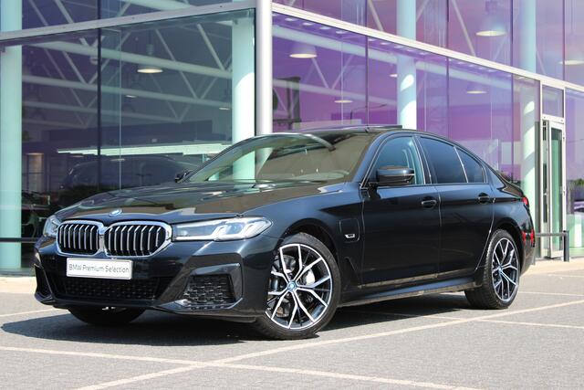 BMW 5-SERIE 530e xDrive Automaat / Schuif-kanteldak / Comfortstoelen / Parking Assistant Plus / Head-Up / Adaptieve LED / Comfort Access