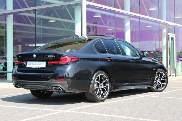 BMW 5-SERIE 530e xDrive Automaat / Schuif-kanteldak / Comfortstoelen / Parking Assistant Plus / Head-Up / Adaptieve LED / Comfort Access