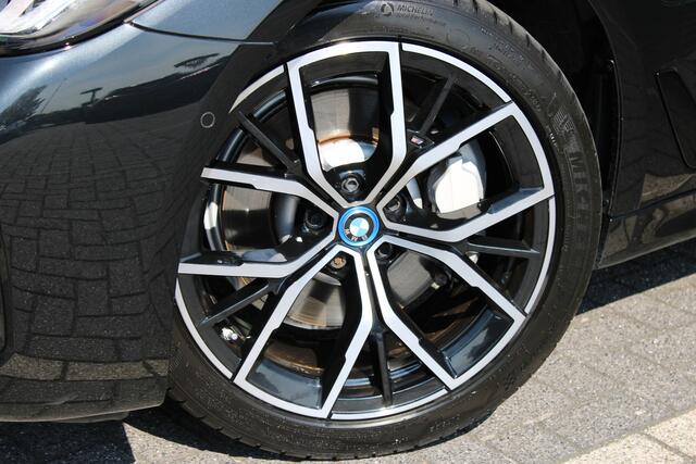 BMW 5-SERIE 530e xDrive Automaat / Schuif-kanteldak / Comfortstoelen / Parking Assistant Plus / Head-Up / Adaptieve LED / Comfort Access