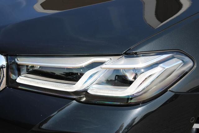 BMW 5-SERIE 530e xDrive Automaat / Schuif-kanteldak / Comfortstoelen / Parking Assistant Plus / Head-Up / Adaptieve LED / Comfort Access