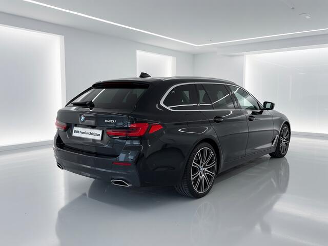 BMW 5-SERIE Touring 540i xDrive Luxury Line | Panorama | 20" | Driving Assistant Professional | Standkachel