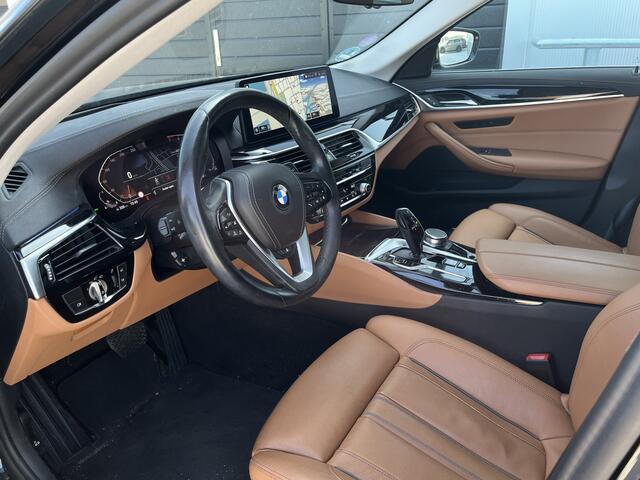 BMW 5-SERIE Touring 540i xDrive Luxury Line | Panorama | 20" | Driving Assistant Professional | Standkachel