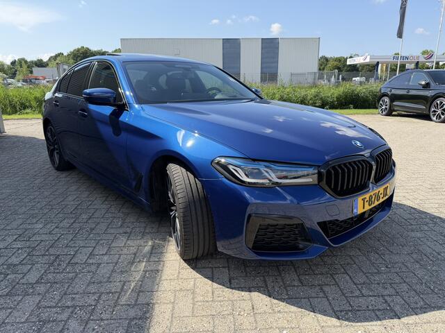 BMW 5-SERIE 530e High Executive M Sport Pro Individual kleur Le Mans Blue Head-Up Display Harman-Kardon Stuurwielverwarming Schuif-/Kanteldak 20 Inch Comfortzetels 360 Gr. Camera Vol!