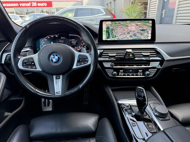 BMW 5-SERIE 530e High Executive M Sport Pro Individual kleur Le Mans Blue Head-Up Display Harman-Kardon Stuurwielverwarming Schuif-/Kanteldak 20 Inch Comfortzetels 360 Gr. Camera Vol!