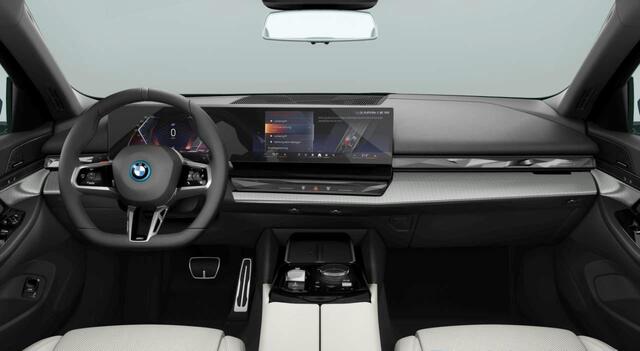 BMW 5-SERIE 530e M-sport - Trekhaak - Harman Kardon - Driving Assistant Plus - Parking Assistant - 19 inch - Stuurwielverwarming - Stoelverwarming