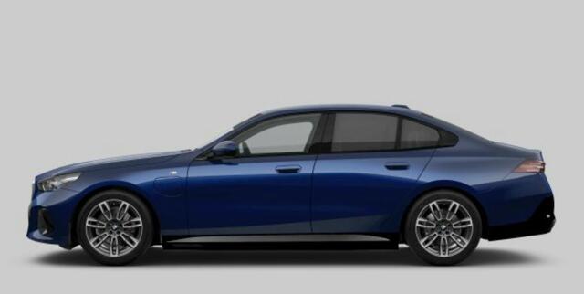 BMW 5-SERIE 530e M-sport - Trekhaak - Harman Kardon - Driving Assistant Plus - Parking Assistant - 19 inch - Stuurwielverwarming - Stoelverwarming