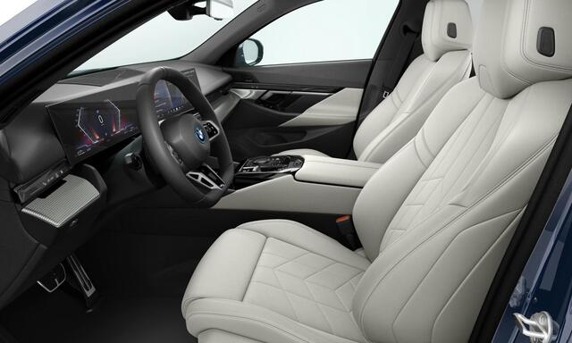 BMW 5-SERIE 530e M-sport - Trekhaak - Harman Kardon - Driving Assistant Plus - Parking Assistant - 19 inch - Stuurwielverwarming - Stoelverwarming