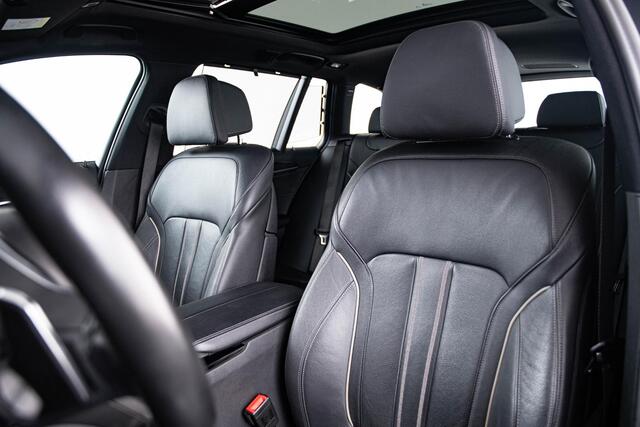 BMW 5-SERIE Touring 530i High Executive M-sport - Panoramadak - Comfortstoelen - 20 inch - Active Steering - Comfort Access - Parking Assistant Plus - Driving Assistant Plus - Head-Up - Harman Kardon