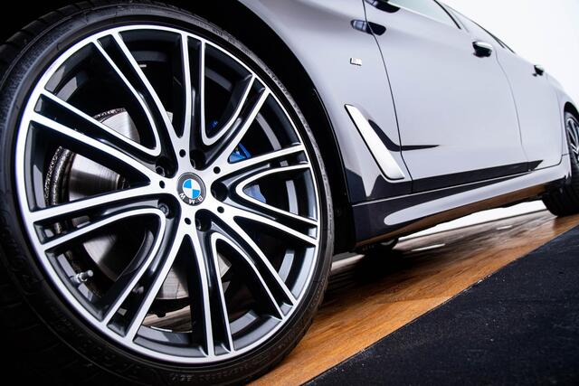 BMW 5-SERIE Touring 530i High Executive M-sport - Panoramadak - Comfortstoelen - 20 inch - Active Steering - Comfort Access - Parking Assistant Plus - Driving Assistant Plus - Head-Up - Harman Kardon