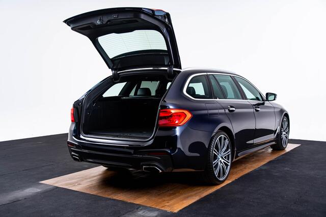 BMW 5-SERIE Touring 530i High Executive M-sport - Panoramadak - Comfortstoelen - 20 inch - Active Steering - Comfort Access - Parking Assistant Plus - Driving Assistant Plus - Head-Up - Harman Kardon