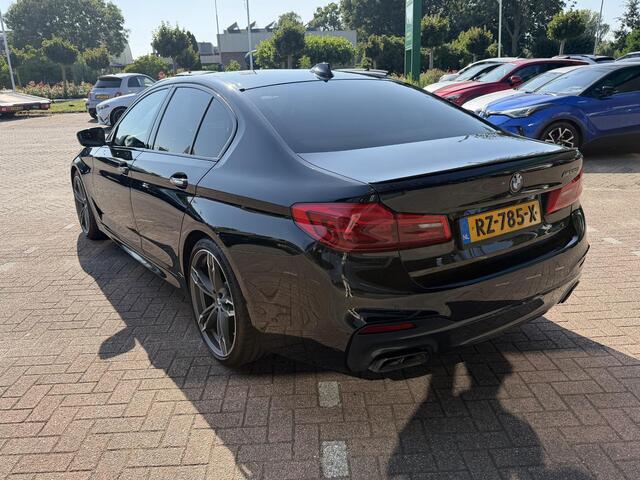 BMW 5-SERIE M550i xDrive High Executive HEAD-UP DISPLAY | NIEUWE MOTOR T.W.V ¤26000 | HARMAN/KARDON | DODEHOEK DETECTIE | CAMERA | LEDER | ELEKT STOELEN | KEYLESS ENTRY/GO | NAVIGATIE | LASER KOPLAMPEN | STOEL VERWARMING |