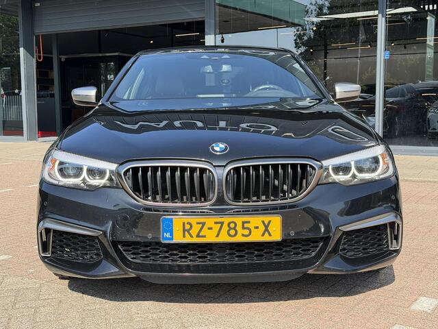 BMW 5-SERIE M550i xDrive High Executive HEAD-UP DISPLAY | NIEUWE MOTOR T.W.V ¤26000 | HARMAN/KARDON | DODEHOEK DETECTIE | CAMERA | LEDER | ELEKT STOELEN | KEYLESS ENTRY/GO | NAVIGATIE | LASER KOPLAMPEN | STOEL VERWARMING |