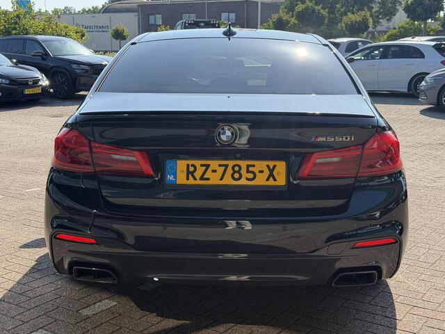 BMW 5-SERIE M550i xDrive High Executive HEAD-UP DISPLAY | NIEUWE MOTOR T.W.V ¤26000 | HARMAN/KARDON | DODEHOEK DETECTIE | CAMERA | LEDER | ELEKT STOELEN | KEYLESS ENTRY/GO | NAVIGATIE | LASER KOPLAMPEN | STOEL VERWARMING |
