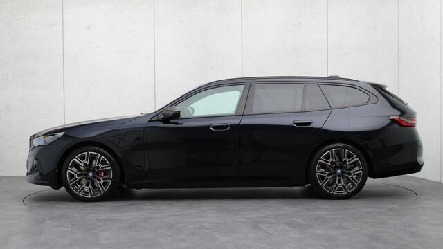 BMW 5-SERIE Touring 550e xDrive M-Sport Pro | Bowers & Wilkins | M Carbon exterieur | Stoelventilatie | Onderstel Professional | Head-up | Panoramadak | Trekhaak |