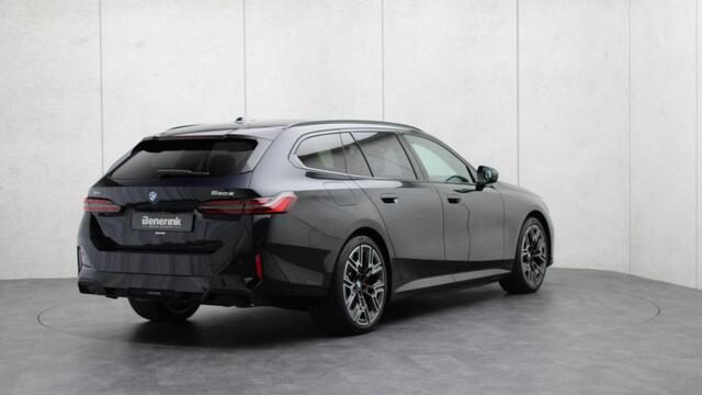 BMW 5-SERIE Touring 550e xDrive M-Sport Pro | Bowers & Wilkins | M Carbon exterieur | Stoelventilatie | Onderstel Professional | Head-up | Panoramadak | Trekhaak |