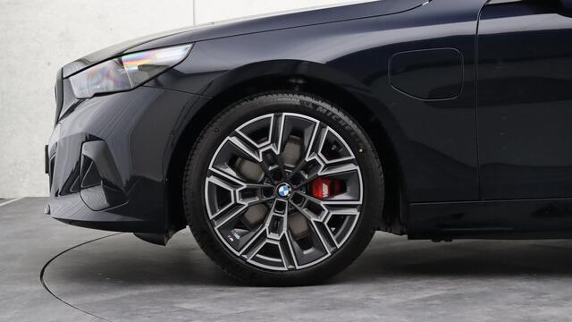 BMW 5-SERIE Touring 550e xDrive M-Sport Pro | Bowers & Wilkins | M Carbon exterieur | Stoelventilatie | Onderstel Professional | Head-up | Panoramadak | Trekhaak |