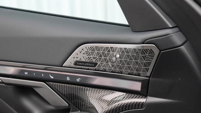 BMW 5-SERIE Touring 550e xDrive M-Sport Pro | Bowers & Wilkins | M Carbon exterieur | Stoelventilatie | Onderstel Professional | Head-up | Panoramadak | Trekhaak |