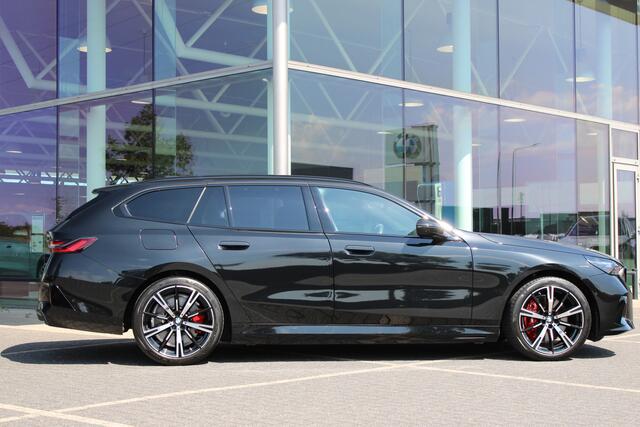 BMW 5-SERIE Touring 550e xDrive M Sport Automaat / Trekhaak / Panoramadak / Comfort Access / Adaptieve LED / Stoelventilatie / Parking Assistant Plus