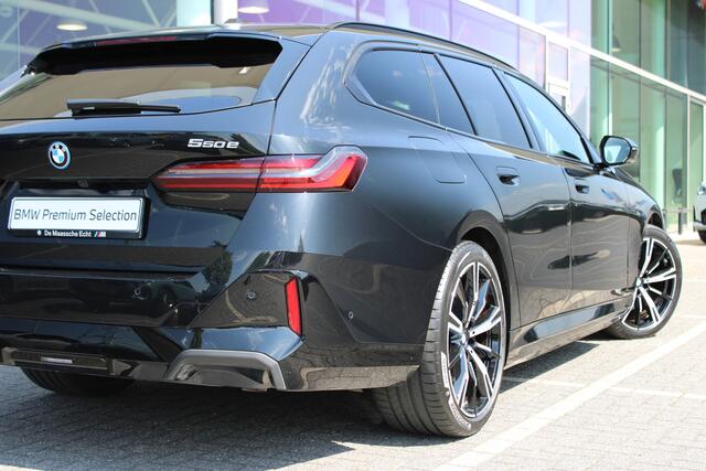 BMW 5-SERIE Touring 550e xDrive M Sport Automaat / Trekhaak / Panoramadak / Comfort Access / Adaptieve LED / Stoelventilatie / Parking Assistant Plus