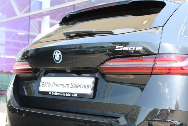 BMW 5-SERIE Touring 550e xDrive M Sport Automaat / Trekhaak / Panoramadak / Comfort Access / Adaptieve LED / Stoelventilatie / Parking Assistant Plus