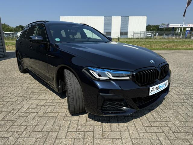 BMW 5-SERIE Touring 530e High Executive M Sport Panoramadak Trekhaak Harman-Kardon Carplay 19 inch Laser Licht Keyless Entry Head-Up Display