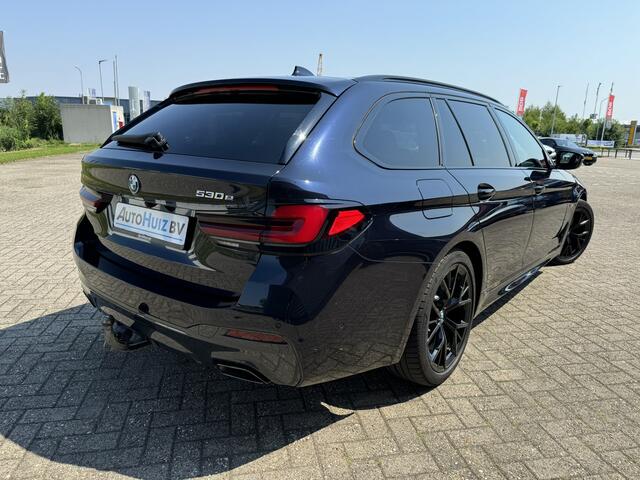 BMW 5-SERIE Touring 530e High Executive M Sport Panoramadak Trekhaak Harman-Kardon Carplay 19 inch Laser Licht Keyless Entry Head-Up Display