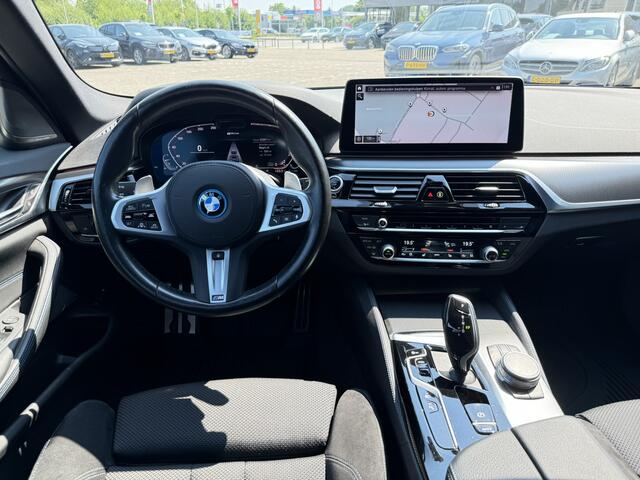 BMW 5-SERIE Touring 530e High Executive M Sport Panoramadak Trekhaak Harman-Kardon Carplay 19 inch Laser Licht Keyless Entry Head-Up Display